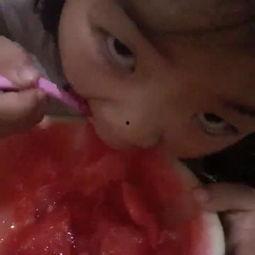 宝宝吃瓜围兜视频,围兜瞬间变趣味秀场